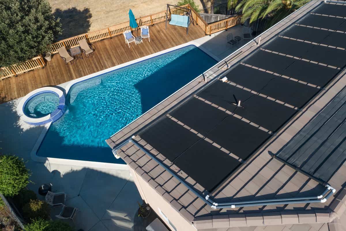 ¿Cuántas placas solares necesito para calentar una piscina?