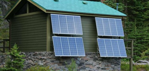 Placas solares en tu cabaña: descubre cuántas necesitas para tener energía ilimitada