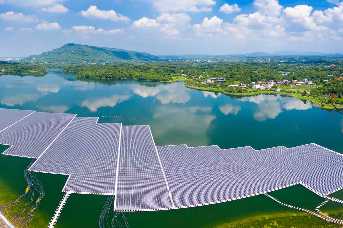 Placas solares flotantes: ¡Descubre cómo te pueden hacer ganar dinero!