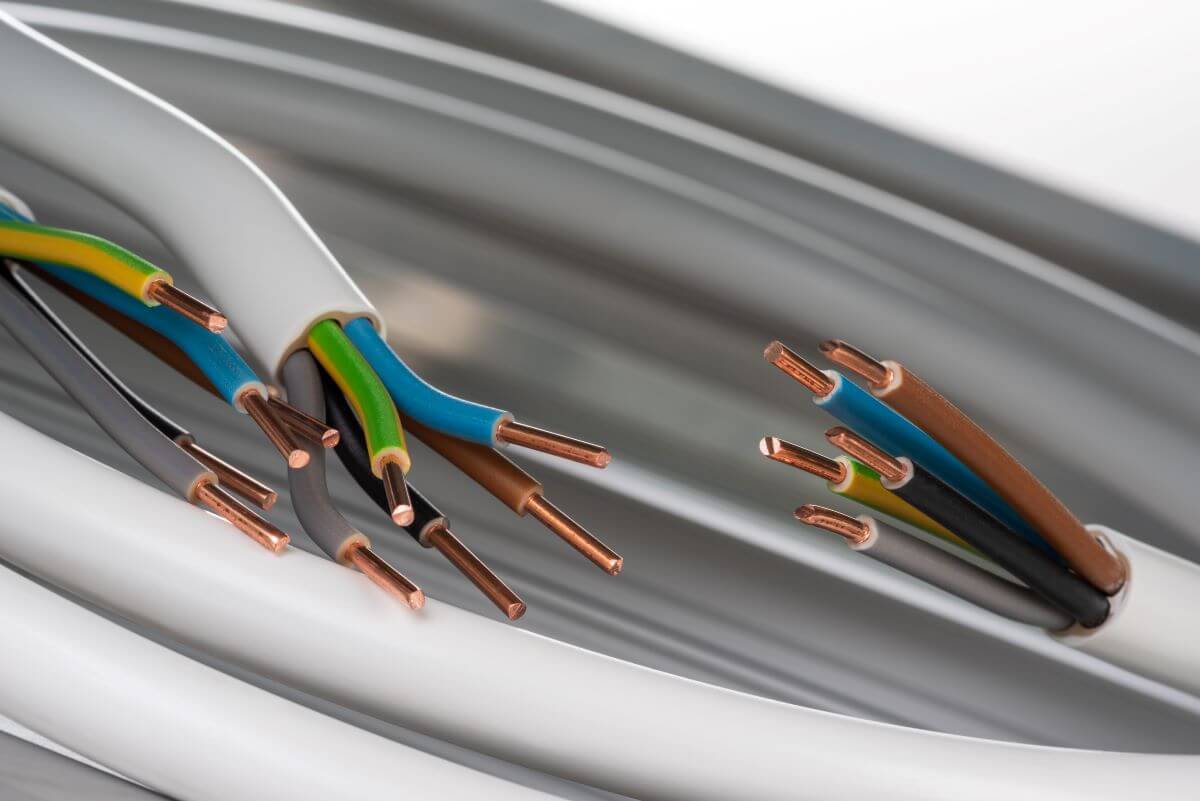 El color en cables trifásicos: comprende su importancia y uso