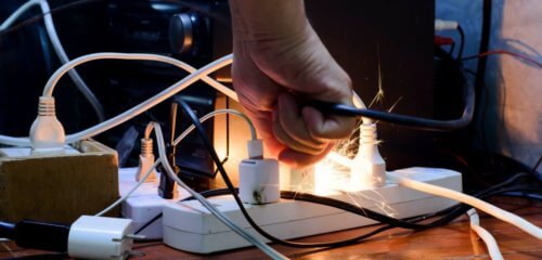 ¿Qué es una sobrecarga eléctrica y cómo evitarla en tu hogar?