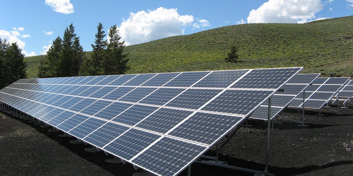 Placas solares para calentar agua en casa: ¿Son suficientes para el consumo diario?