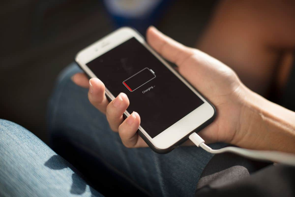como cargar el movil sin luz